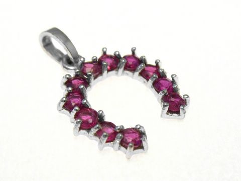 45404-0 Hufeisen mit Rubin und Weißgold Anhänger aus Gold 585, Hersteller Juwelier Harnisch, elegant ausgearbeitet mit vielen funkelnden Rubinen in geschmackvollem Design.