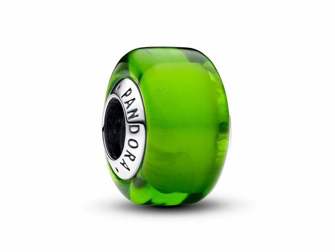 Grünes Murano-Glas Mini-Charm von Pandora aus Sterling Silber, mit einer leuchtenden grünen Farbgebung und dem eingravierten Markennamen an der Seite, perfekt für individuelle Schmuckstücke.