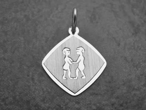 Anhänger Sternzeichen Zwilling aus rhodiniertem Sterling Silber mit gravierter Darstellung von zwei Figuren, die sich die Hände reichen, Hersteller Juwelier Harnisch.
