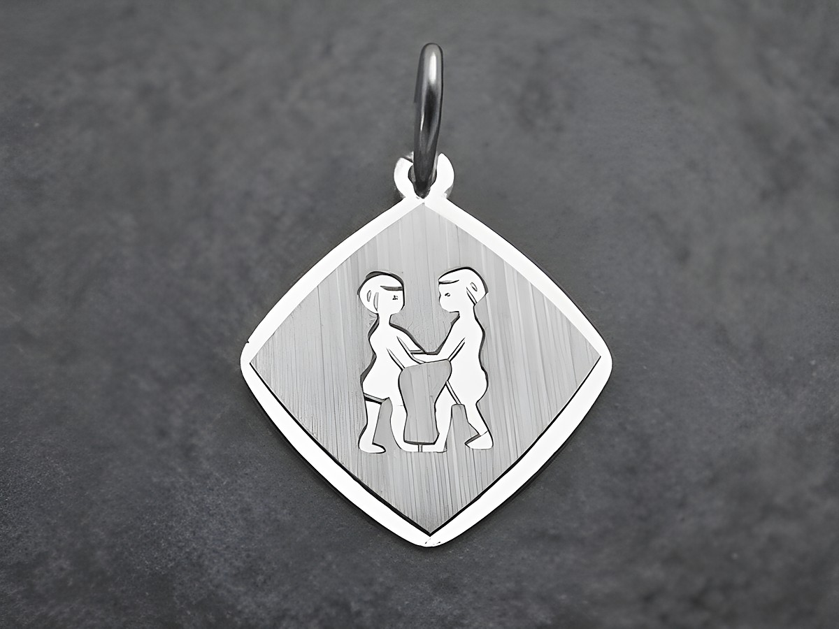 Anhänger Sternzeichen Zwilling aus rhodiniertem Sterling Silber mit gravierter Darstellung von zwei Figuren, die sich die Hände reichen, Hersteller Juwelier Harnisch.