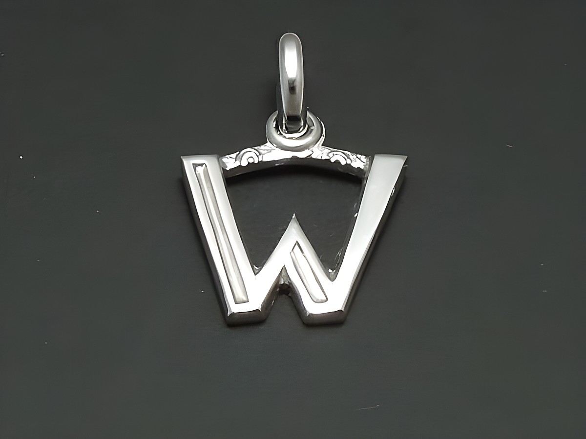 Buchstabe W Anhänger aus Silber rhodiniert mit filigranem Design. Hersteller Juwelier Harnisch. Ideal als persönliches Geschenk oder modisches Accessoire.