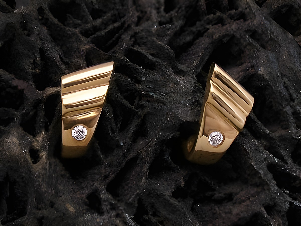Moderne goldene Ohrringe mit Zirkonia, hergestellt von Juwelier Harnisch, zeichnen sich durch ein elegantes Design und glitzernde Steine aus. Ideal für einen stilvollen Auftritt.
