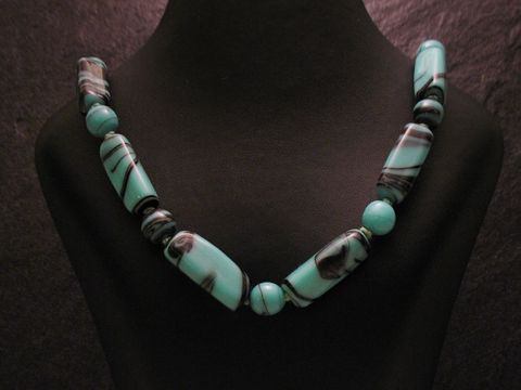 Türkis Glas Kette wunderschön wie echt, Hersteller Juwelier Harnisch, Ketten Stein mit unterschiedlichen Formen und glänzenden Oberflächen, perfekt für elegante Anlässe.