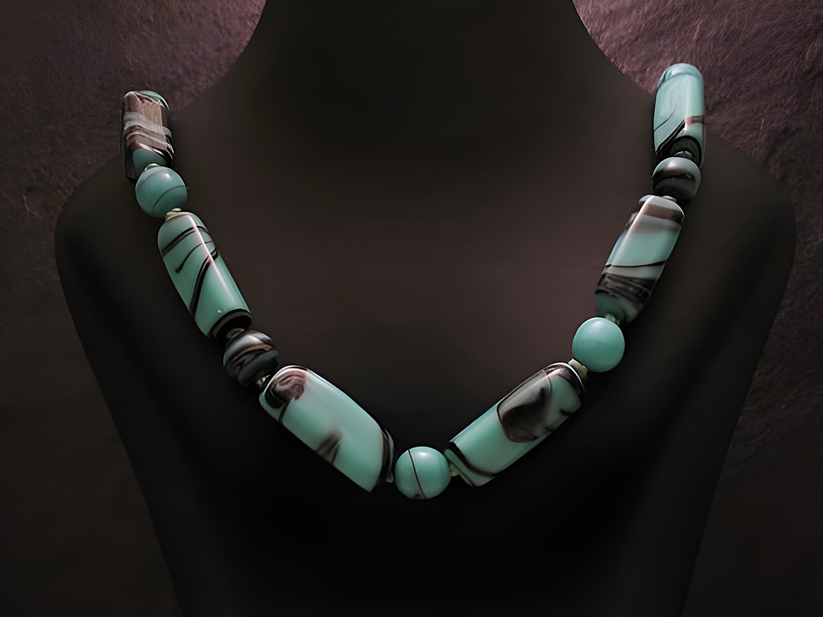 Türkis Glas Kette wunderschön wie echt, Hersteller Juwelier Harnisch, Ketten Stein mit unterschiedlichen Formen und glänzenden Oberflächen, perfekt für elegante Anlässe.