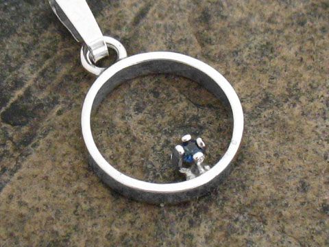 Silber Anhänger in Kreisform mit echtem Saphir, rhodiniert, Hersteller ist Juwelier Harnisch, Saphir präsentiert sich elegant im Inneren des Kreises.