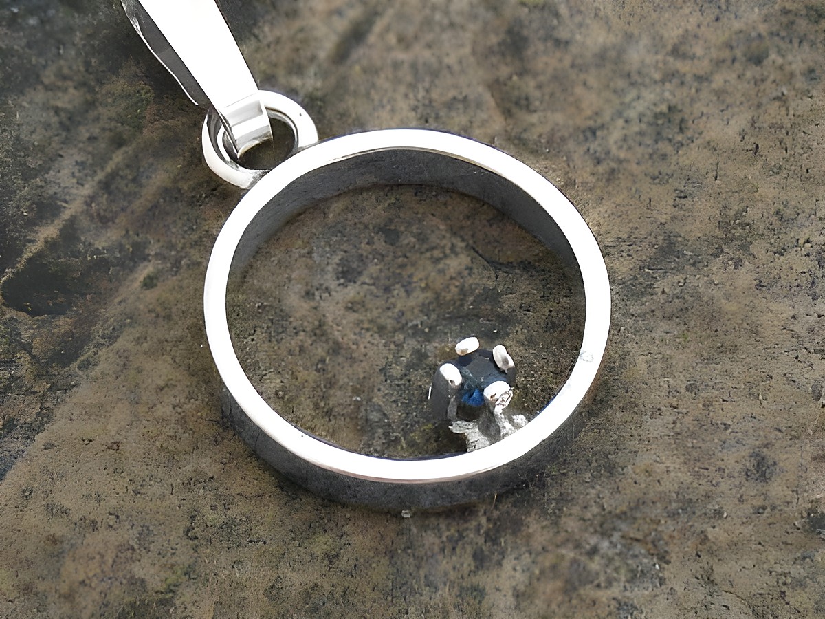 Silber Anhänger in Kreisform mit echtem Saphir, rhodiniert, Hersteller ist Juwelier Harnisch, Saphir präsentiert sich elegant im Inneren des Kreises.