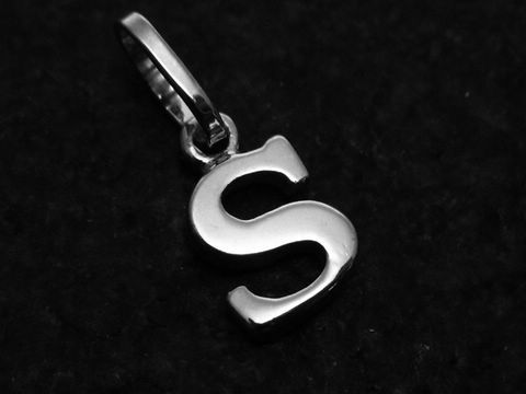 Schmuckstück in Form eines Buchstaben S, aus Weißgold 585, glänzende Oberfläche, geeignet als Anhänger, Hersteller Juwelier Harnisch, ideal für personalisierte Geschenke.