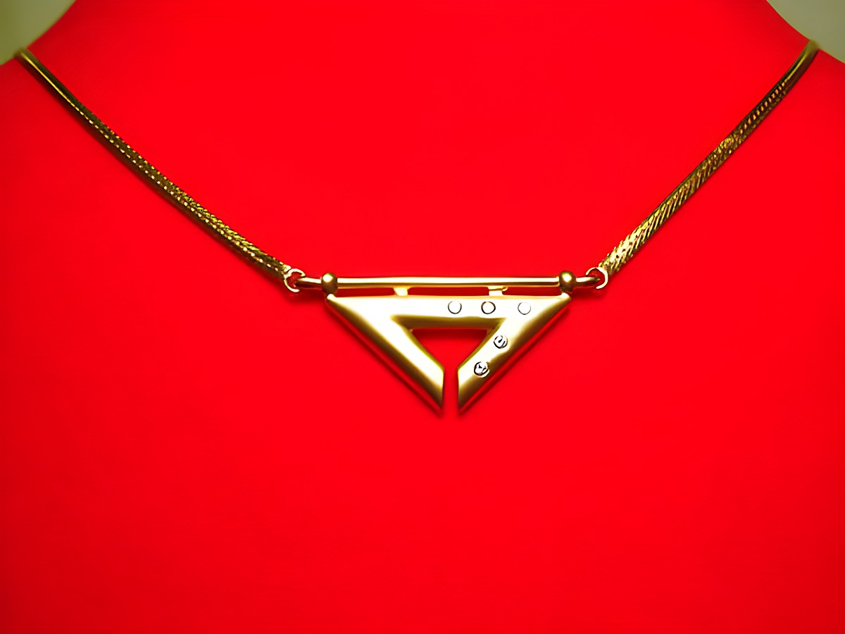 Collier Goldkette 585 Mittelteil mit Zirkonia in geometrischer Form, 45 cm lang, präsentiert auf rotem Untergrund, Hersteller Juwelier Harnisch.