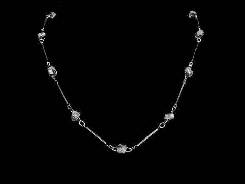 Lange Kette XXL versilbert mit Stäbchen und Knotenelementen, 78 cm, von Juwelier Harnisch, elegante versilberte Kette, zeitloses Design für jeden Anlass.
