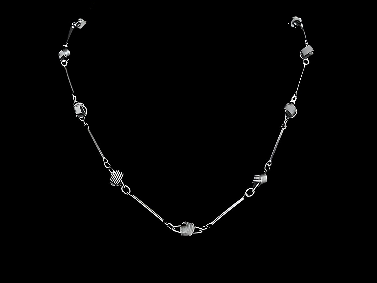 Lange Kette XXL versilbert mit Stäbchen und Knotenelementen, 78 cm, von Juwelier Harnisch, elegante versilberte Kette, zeitloses Design für jeden Anlass.