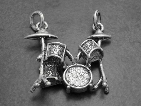 Großes Schlagzeug 925 Sterling Silber Anhänger vom Hersteller Juwelier Harnisch, detaillierte Darstellung eines Drumsets, passend für Musikliebhaber.