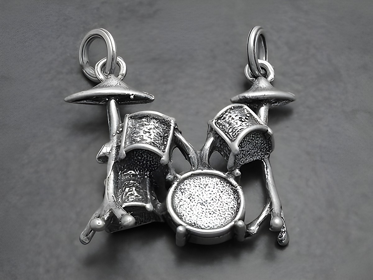 Großes Schlagzeug 925 Sterling Silber Anhänger vom Hersteller Juwelier Harnisch, detaillierte Darstellung eines Drumsets, passend für Musikliebhaber.