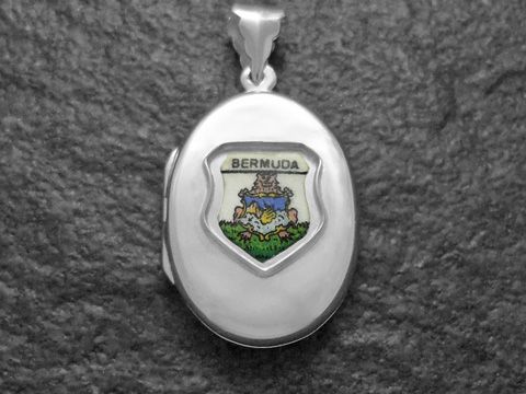 Bermuda Inselwappen als farbiges Motiv auf einem silbernen Medaillon, hergestellt von Juwelier Harnisch, ideal für Sammler und als Schmuckstück mit historischem Wert.