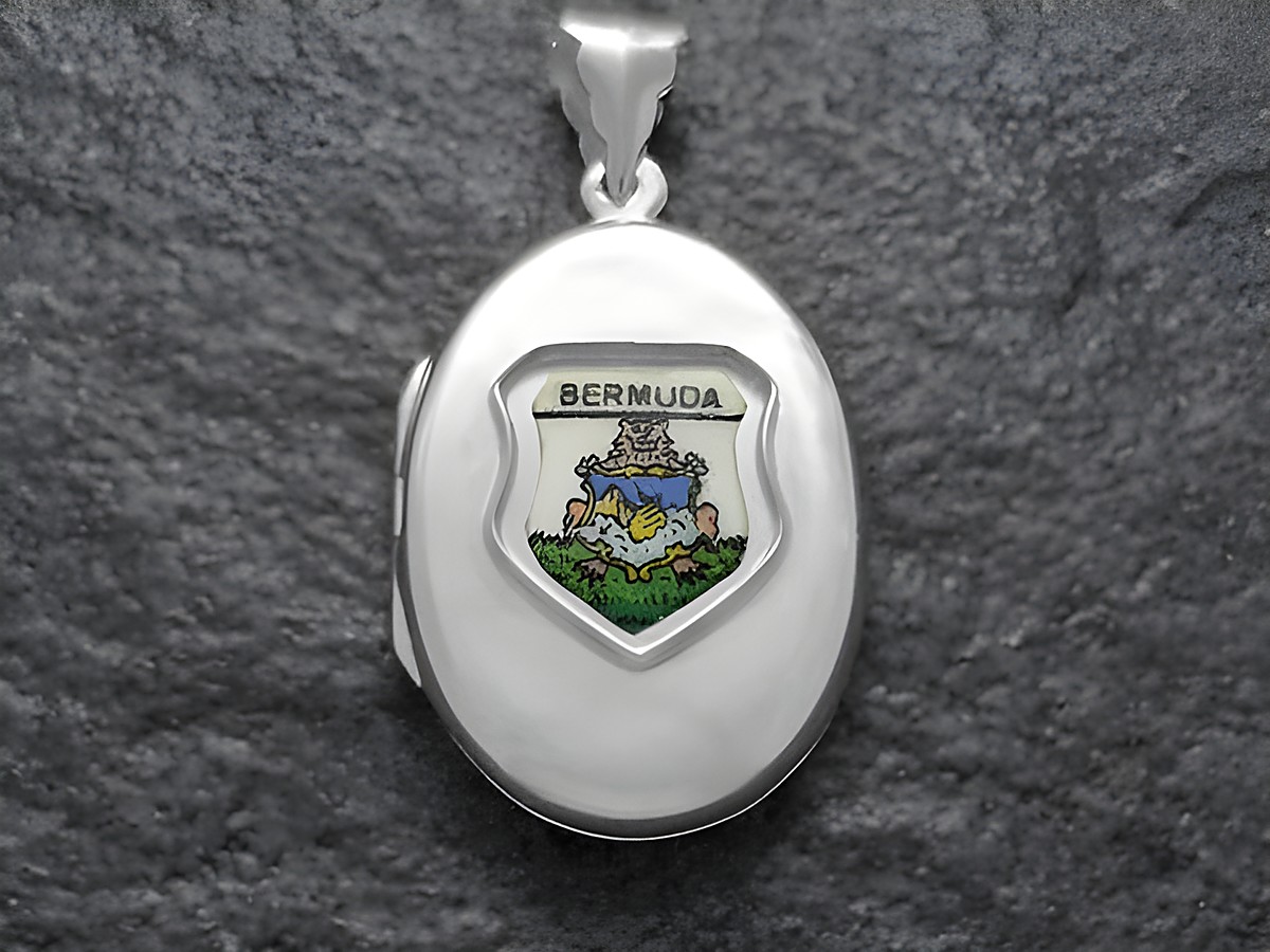 Bermuda Inselwappen als farbiges Motiv auf einem silbernen Medaillon, hergestellt von Juwelier Harnisch, ideal für Sammler und als Schmuckstück mit historischem Wert.