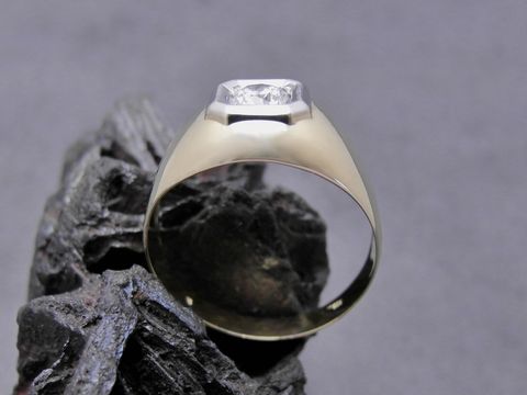 Ring Gold verführerisch Zirkonia Gr. 60, Hersteller Juwelier Harnisch bis Gr. 60/19, eleganter goldener Ring mit funkelndem Zirkonia im Fokus, modernes Design auf schwarzem Hintergrund.