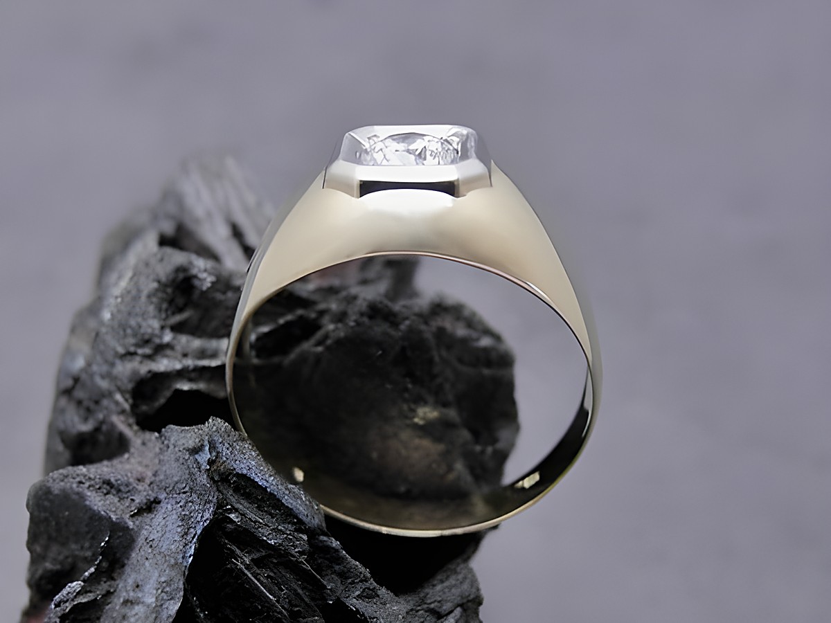 Ring Gold verführerisch Zirkonia Gr. 60, Hersteller Juwelier Harnisch bis Gr. 60/19, eleganter goldener Ring mit funkelndem Zirkonia im Fokus, modernes Design auf schwarzem Hintergrund. – Ansicht 2