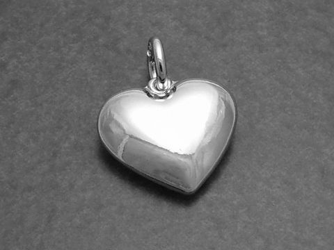 Kleines süßes Silber Herz als Anhänger, ideale Geschenkidee, Hersteller: Juwelier Harnisch, elegant und plastisch gestaltet, perfekt für besondere Anlässe.