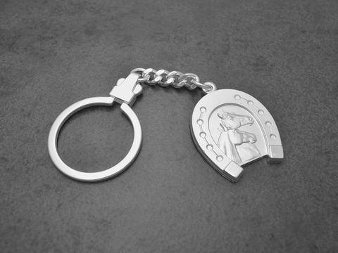 Schlüsselanhänger in Form eines Hufeisens mit Pferdmotiv aus hochwertigem Sterling Silber, gefertigt vom Juwelier Harnisch, ideale Geschenkidee für Pferdefreunde.