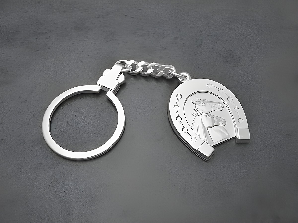 Schlüsselanhänger in Form eines Hufeisens mit Pferdmotiv aus hochwertigem Sterling Silber, gefertigt vom Juwelier Harnisch, ideale Geschenkidee für Pferdefreunde.