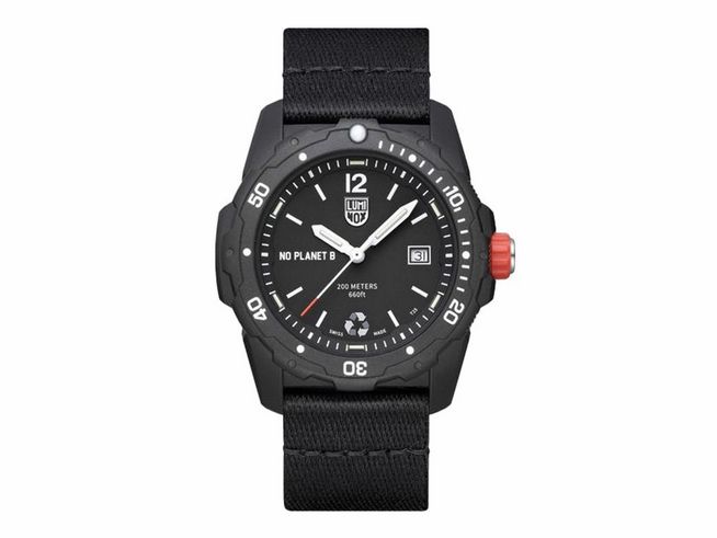 Luminox Bear Grylls XB.3722.ECO Uhr in schwarz mit 42 mm Gehäuse, 20 ATM wasserdicht, Datumsanzeige und rotem Druckknopf, ideal für Outdoor-Abenteuer und Survival-Einsätze.