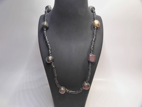 61735-0 Bunte Holzkette Multiform mit 15 mm großen Perlen und 90 cm Länge, aus Holz, hergestellt von Juwelier Harnisch, ideal für jedes Outfit.