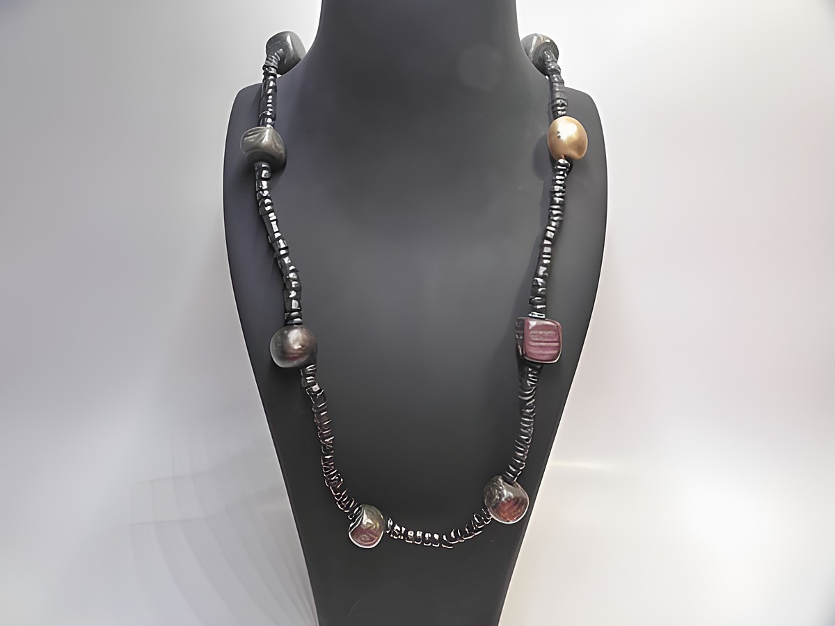 Bunte Holzkette Multiform mit 15 mm großen Perlen und 90 cm Länge, aus Holz, hergestellt von Juwelier Harnisch, ideal für jedes Outfit.