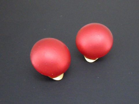 Ohrclip rot schlicht goldfarben mit seidenmatter synth. Zuchtperle von Juwelier Harnisch, elegantes und modernes Design für jeden Anlass.