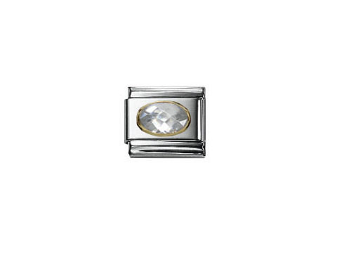FACETTIERT WEISS 030601 10 von Nomination ist ein elegantes Zirkonia-Element in ovaler Form mit einem brillanten Glanz, eingefasst in ein glänzendes silbernes Gehänge.