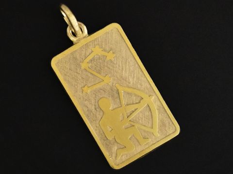 Schütze Anhänger Gold 333 in rechteckiger Form, mit Abbildung eines Bogenschützen und Sternzeichen-Symbol, Hersteller Juwelier Harnisch, Schütze.