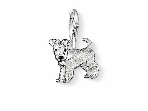 Hund Charms Anhänger von Thomas Sabo in Silber und Kaltemail, detailreich gestaltet mit einem süßen Hundemotiv, ideal für Tierliebhaber, Artikelnummer 0841-007-12.