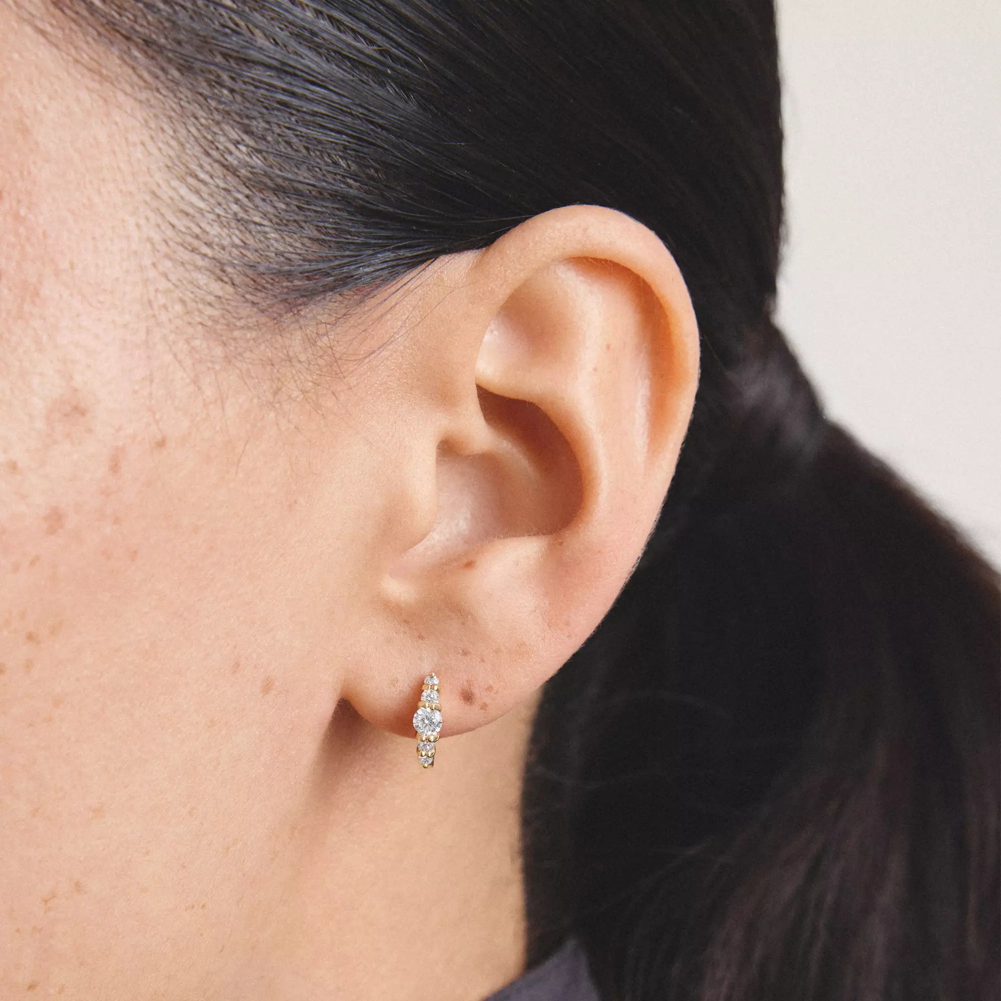 Thomas Sabo Creolen mit weißem Zirkonia – vergoldet – 11,2 mm hoch – Ansicht 4