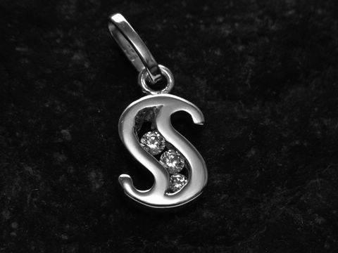 Anhänger mit dem Buchstaben S aus rhodiniertem Silber, verziert mit Zirkonia-Steinen, hergestellt von Juwelier Harnisch.