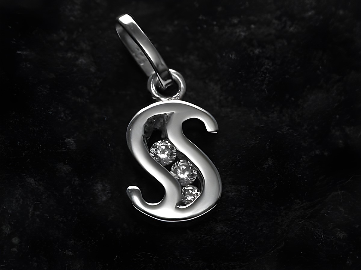 Anhänger mit dem Buchstaben S aus rhodiniertem Silber, verziert mit Zirkonia-Steinen, hergestellt von Juwelier Harnisch.