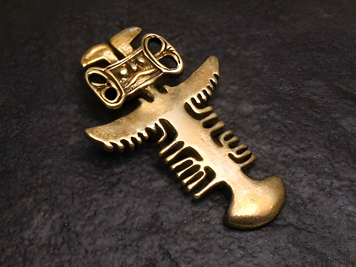 Ägyptische Skulptur Anhänger aus vergoldetem Silber, mystisches Design mit filigranen Details, hergestellt von Juwelier Harnisch, ideal für einen einzigartigen Schmuckstil.