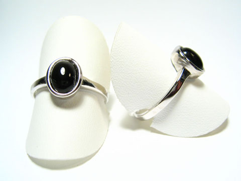 Feiner Designer Silber Ring rhodiniert mit schwarzem Onyx, Hersteller Juwelier Harnisch, Ringe verstellbar, elegant auf weißen Ringständern präsentiert.