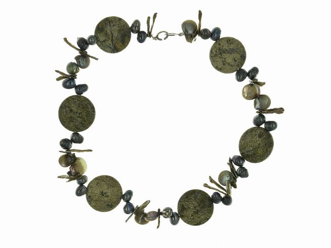 Perlenkette aus Achat und Süßwasser-Zuchtperlen in Grün, 50 cm lang, mit einem eleganten Design aus verschiedenen Perlen in unterschiedlichen Größen und Formen, ausgestattet mit einem Silberverschluss.