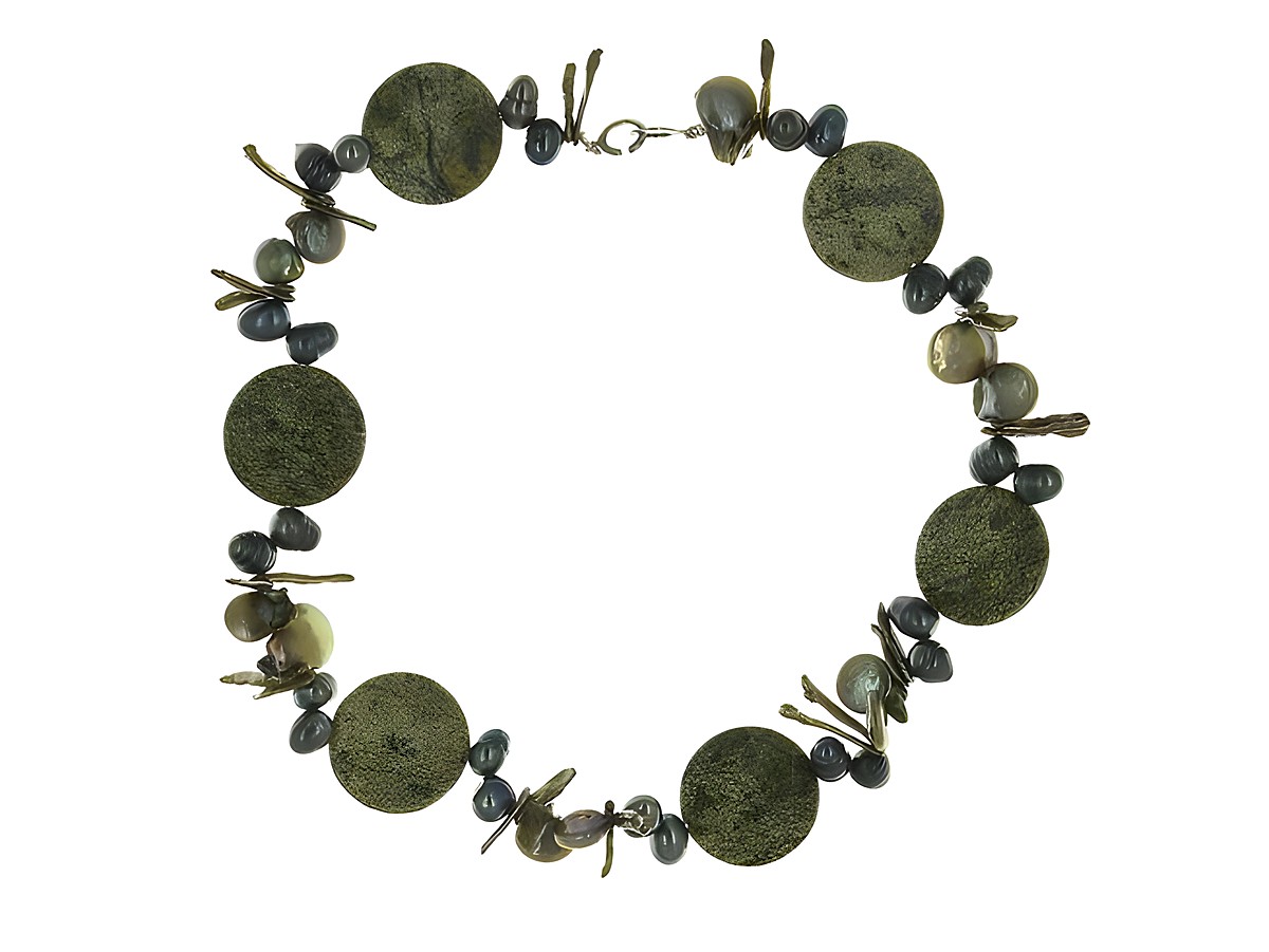 Perlenkette aus Achat und Süßwasser-Zuchtperlen in Grün, 50 cm lang, mit einem eleganten Design aus verschiedenen Perlen in unterschiedlichen Größen und Formen, ausgestattet mit einem Silberverschluss. – Ansicht 2