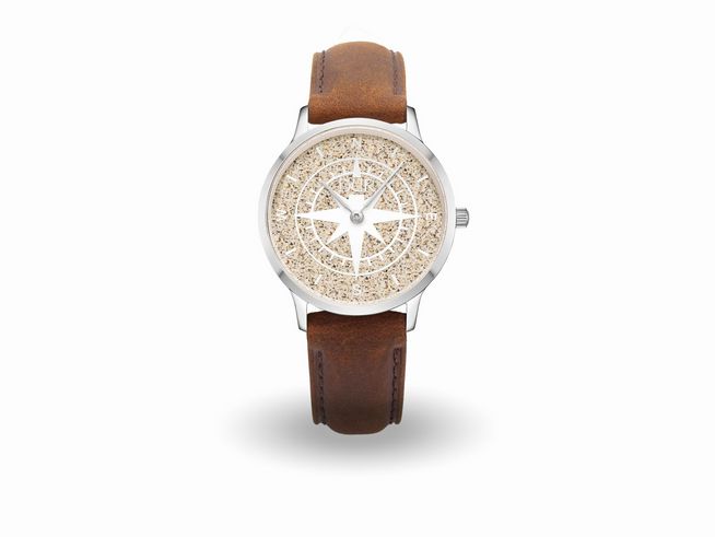 DUR Uhr Kompass Strandsand DW001 aus Edelstahl mit einem Durchmesser von 36 mm und einem braunen Lederarmband, Zifferblatt mit Sandoptik und Kompassdesign.