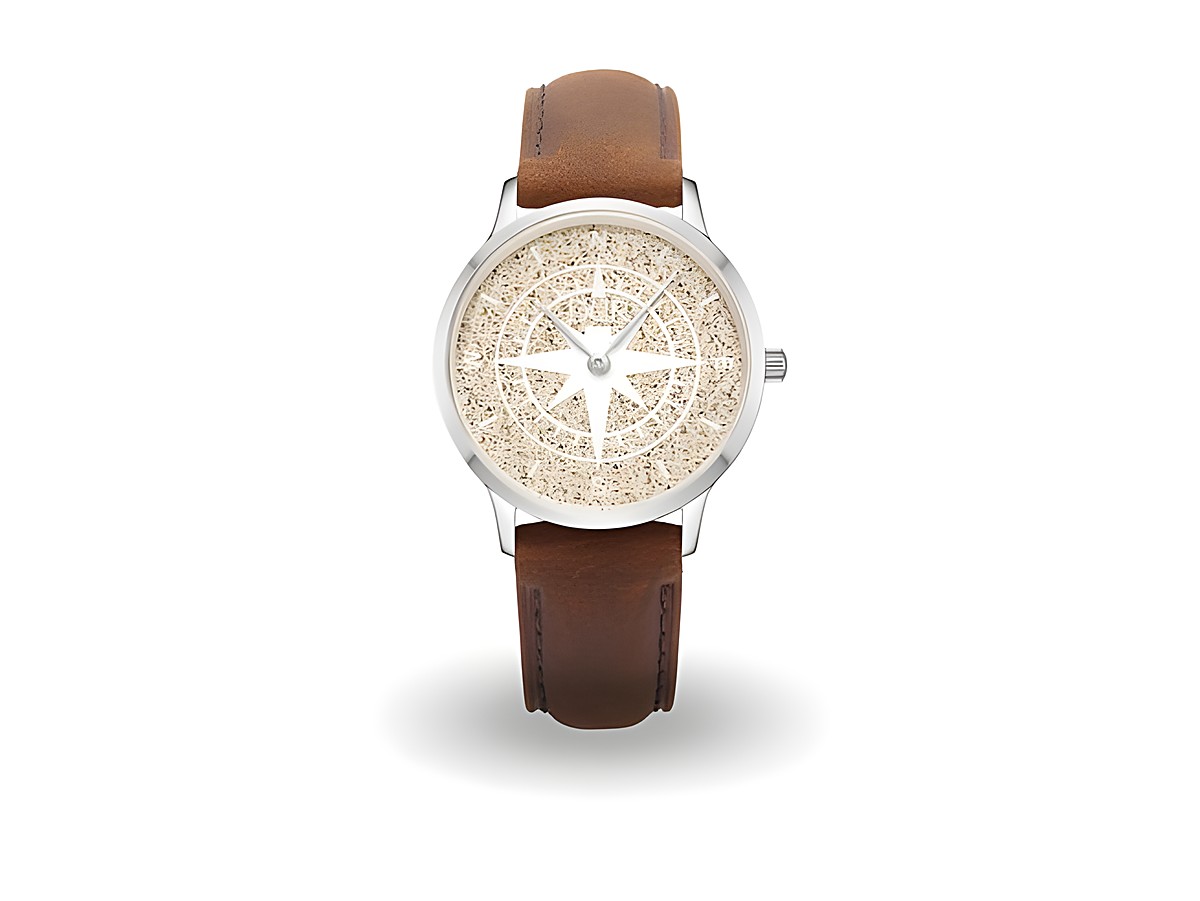 DUR Uhr Kompass Strandsand DW001 aus Edelstahl mit einem Durchmesser von 36 mm und einem braunen Lederarmband, Zifferblatt mit Sandoptik und Kompassdesign.
