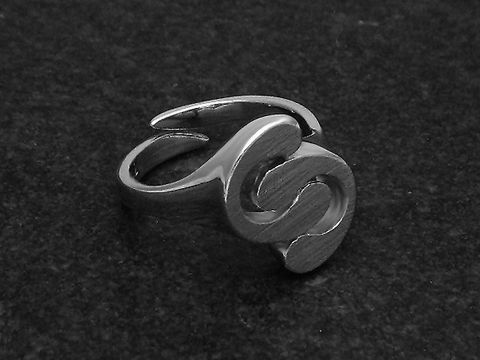 Silberring rho in innovativem Design, weit verstellbar, Hersteller Juwelier Harnisch, rhodiniert und ohne Stein, elegant und modern in seiner Formgebung.