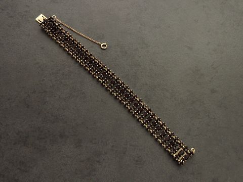 Strass Armband in granatrot mit goldfarbener Fassung, elegant gestaltet, Hersteller: Juwelier Harnisch, Länge 18 cm, ideal für festliche Anlässe und perfektes Accessoire für jede Garderobe.