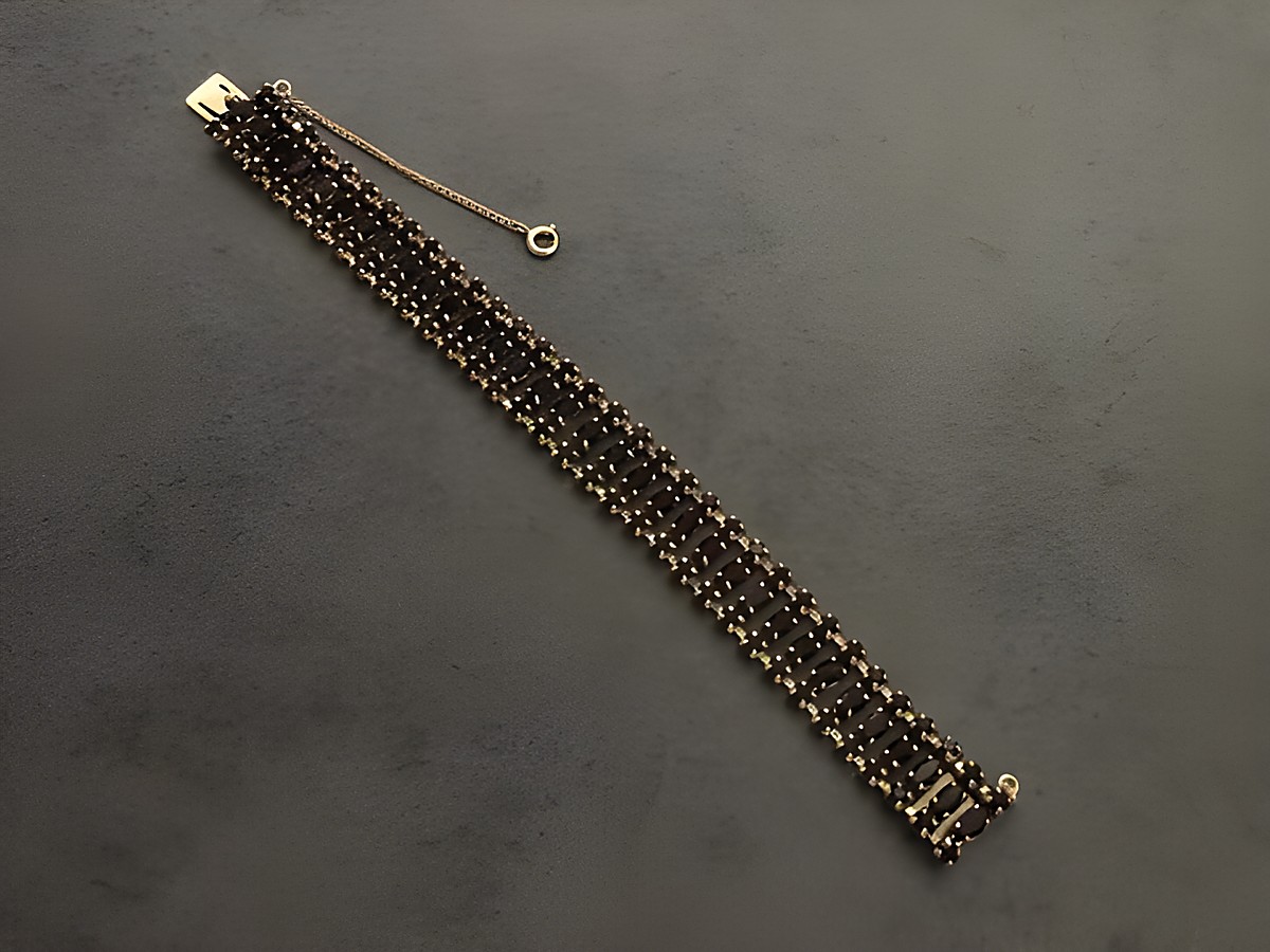Strass Armband in granatrot mit goldfarbener Fassung, elegant gestaltet, Hersteller: Juwelier Harnisch, Länge 18 cm, ideal für festliche Anlässe und perfektes Accessoire für jede Garderobe. – Ansicht 2