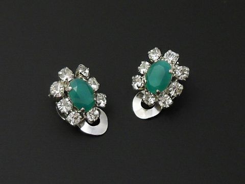 Strass Ohrclips in graziösem Design, weiß-grün mit glitzernden Kristallen und silberfarbenem Element, Hersteller Juwelier Harnisch, elegante Schmuckstücke für jeden Anlass.