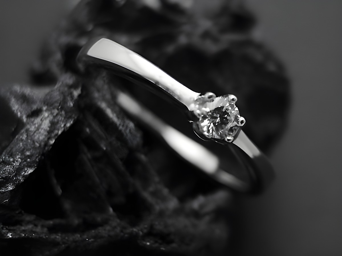 Silberring mit Krappenfassung, Zirkonia, 3,8 mm, aus rhodiniertem Sterling Silber, Größe 50. Juwelier Harnisch, bis Größe 50 / 15,9. Elegantes Design und funkelnder Stein.