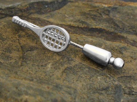 Anstecknadel in Form eines Tennisschlägers, rhodiniert und aus echtem Silber, hergestellt von Juwelier Harnisch, ideal für modische Krawatten.