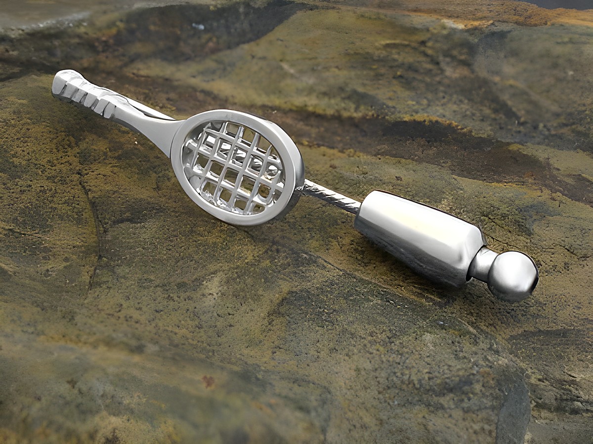 Anstecknadel in Form eines Tennisschlägers, rhodiniert und aus echtem Silber, hergestellt von Juwelier Harnisch, ideal für modische Krawatten.