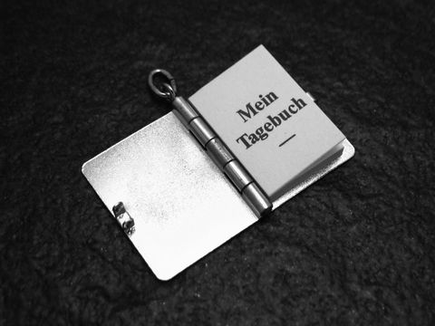 Silber Anhänger kleinste Tagebuch mit echten Seiten, Hersteller Juwelier Harnisch, Sonderformen, kunstvoll verarbeitet, leicht zu tragen, ideal als persönliche Note oder Geschenk.