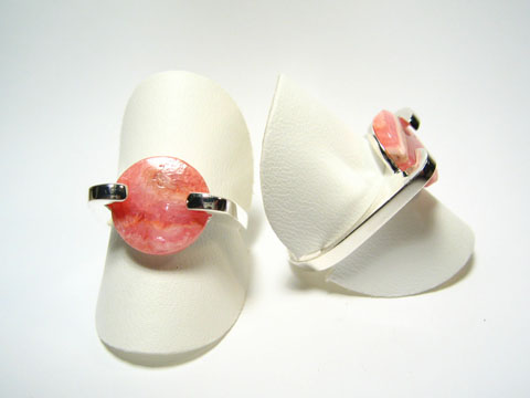 Silber Ring rhodiniert mit rhodolith in rosa, verstellbar, präsentiert auf weißen Ringhaltern, Hersteller Juwelier Harnisch.