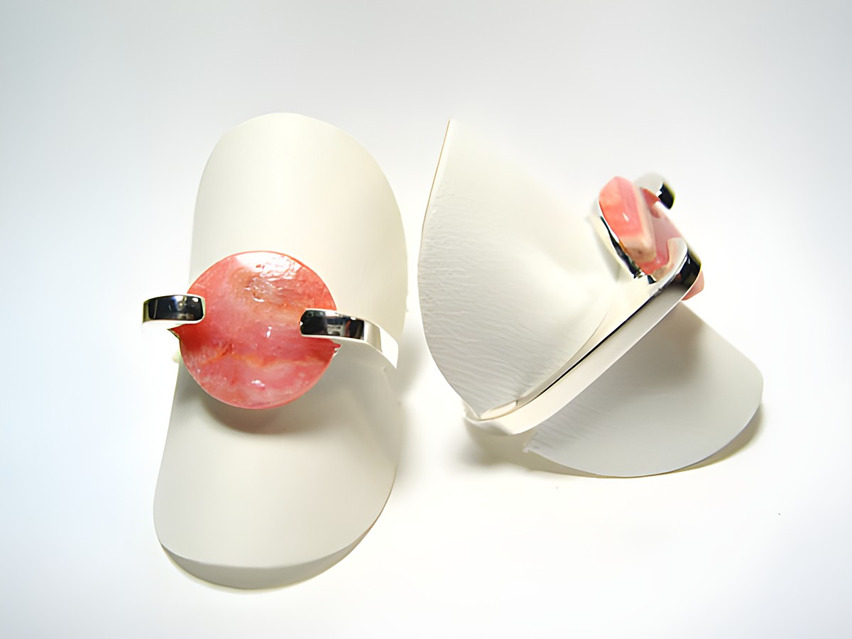 Silber Ring rhodiniert mit rhodolith in rosa, verstellbar, präsentiert auf weißen Ringhaltern, Hersteller Juwelier Harnisch.