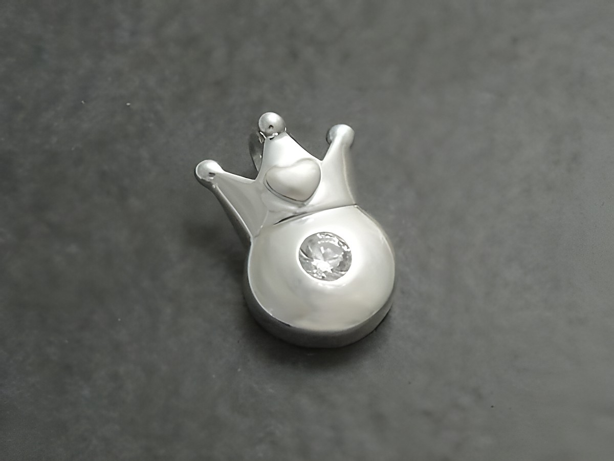 Anhänger im Kronendesign aus Sterling Silber 925 mit Zirkonia, Hersteller Juwelier Harnisch, plastisch gestaltet, ideal für Schmuckliebhaber, glänzende Oberfläche, charmantes Accessoire.